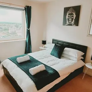 ⭑ Staywelcome- Stylish Near Heathrow, Skyline Views ⭑ Feltham
